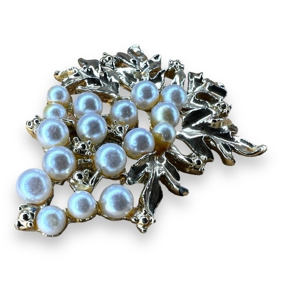 GOLD VINTAGE FAUX PEARL BROOCH RETRO GLAM EVENT WEDDING - Picture 1 of 6